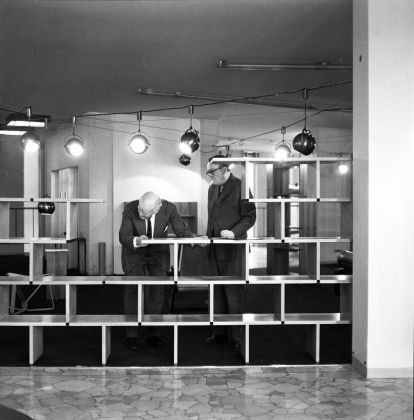 Quinta Selettiva, 1963. I commissari Paul Really e Finn Juhl osservano lo scaffale di Yasuhiro Yamanaka (Giappone). Esecuzione Consorzio Esposizione Mobili, Cantù. Foto Gianni Paini