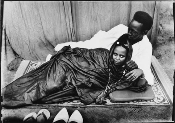 Seydou Keïta, Sans Titre. Couple allongé, 1952-55, printed 1997