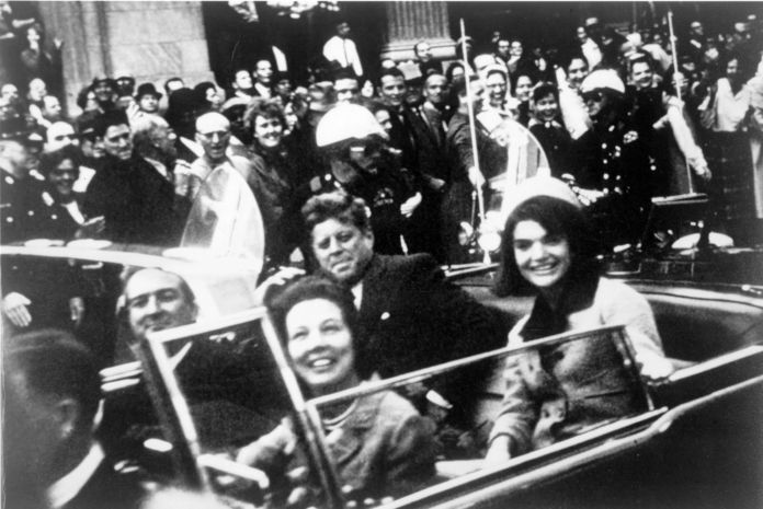 John Kennedy a Dallas, Texas, il 22 Novembre 1963. Di lì a poco sarà ucciso. Foto Victor Hugo King - Photo by Universal History Archive/Getty Images