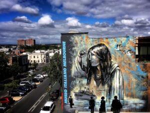 Italiani in trasferta. Un murale di Alice Pasquini su una storia di migrazione tricolore in Australia