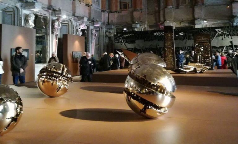 Milano festeggia i 90 anni di Arnaldo Pomodoro. Ecco le prime immagini della grande mostra a Palazzo Reale
