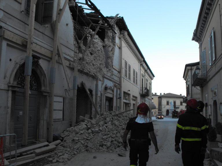 Crolli nel centro di Norcia (foto Massimo Mattioli)