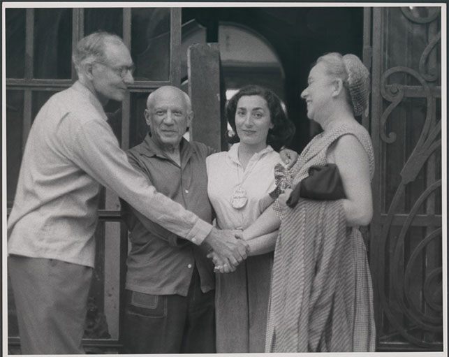 Da sx Alfred H. Barr Jr., Pablo Picasso, Jacqueline Roque e Margaret Scolari Barr a casa di Picasso, Cannes, luglio 1956
