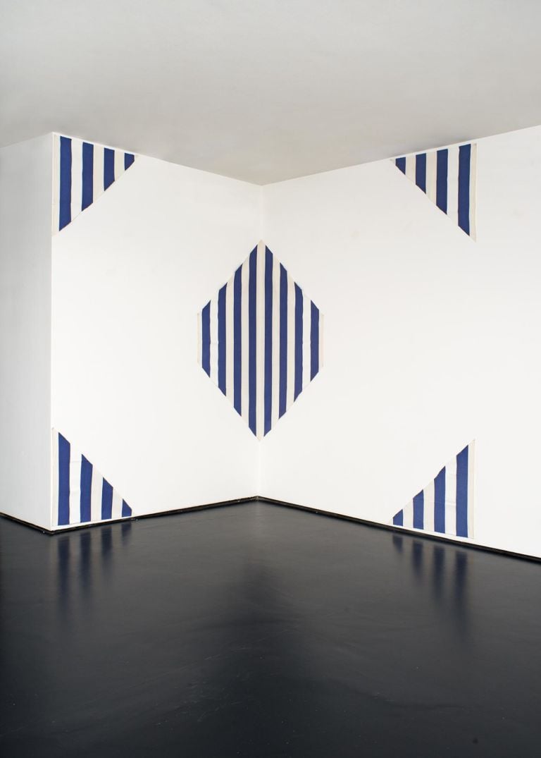 Daniel Buren, Riflesso, une peinture en cinq parties pour deux murs, 1980