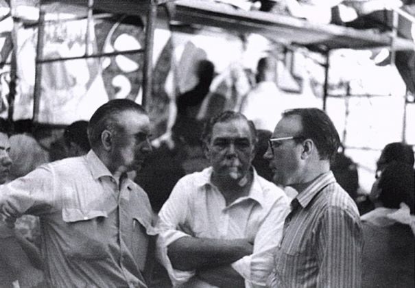 Ezio Gribaudo con Luigi Carluccio e René Portocarrero durante la lavorazione del Grande murale, Cuba (1967)