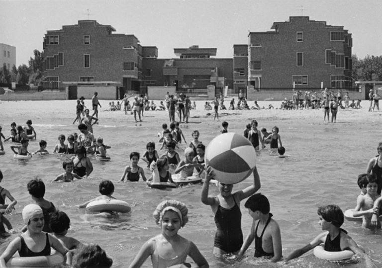 Giancarlo De Carlo, Colonia Sip, Riccione - photo Italo Zannier, 1963 - credit AP_IUAV