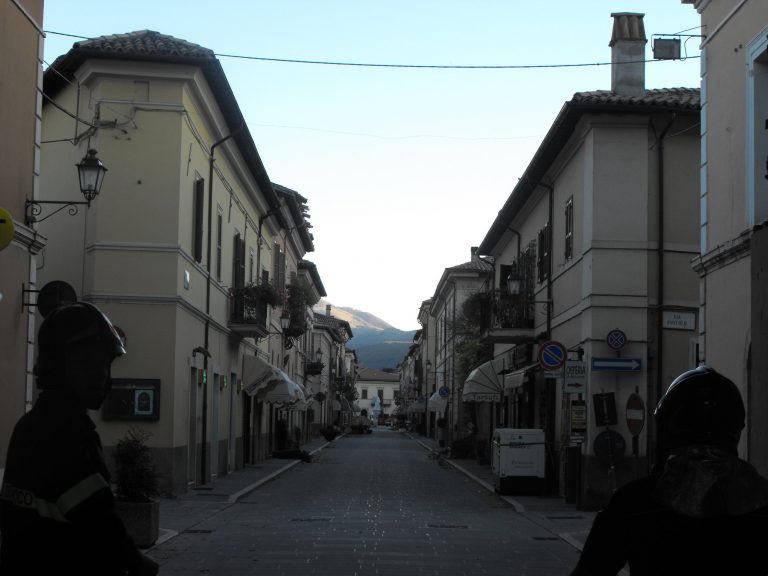 Il centro deserto di Norcia (foto Massimo Mattioli)