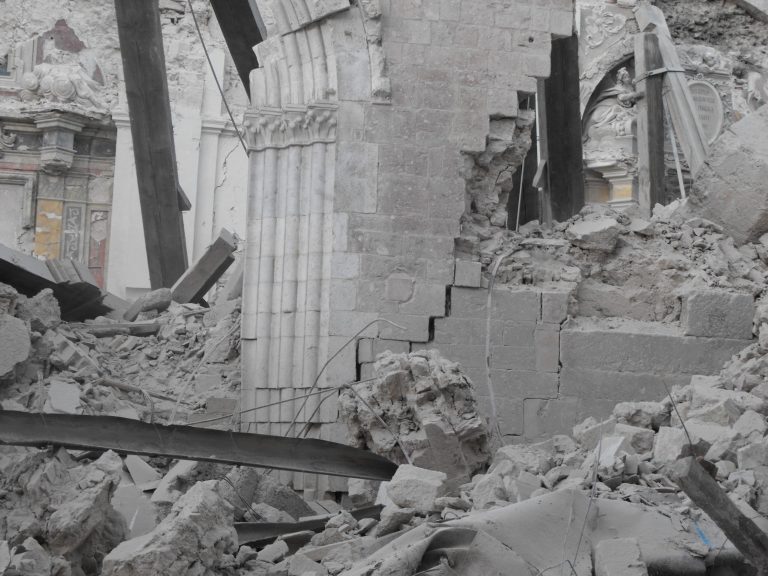 Interni devastati nella Basilica di San Benedetto, Norcia (foto Massimo Mattioli)