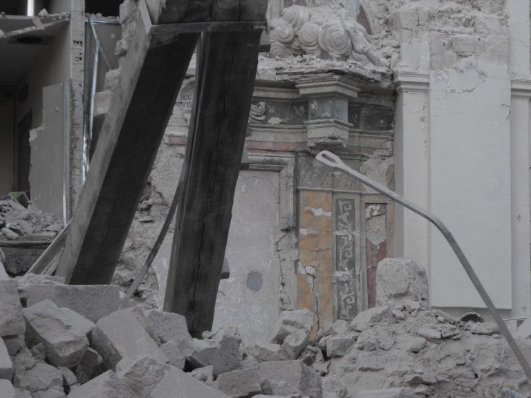 Interni devastati nella Basilica di San Benedetto, Norcia (foto Massimo Mattioli)