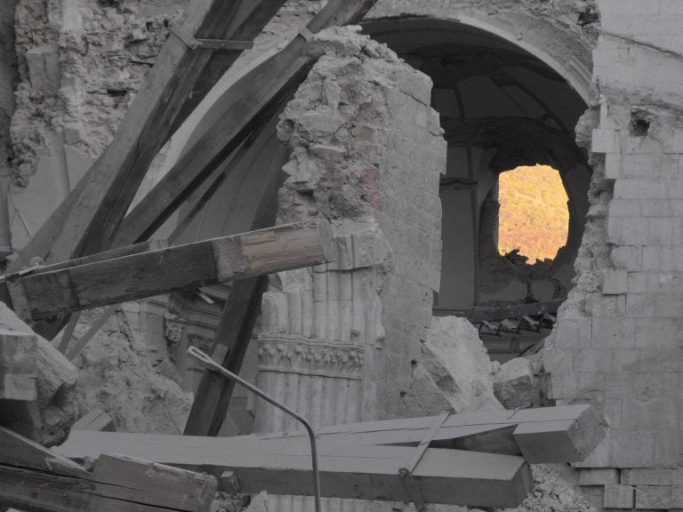 Interni devastati nella Basilica di San Benedetto, Norcia (foto Massimo Mattioli)