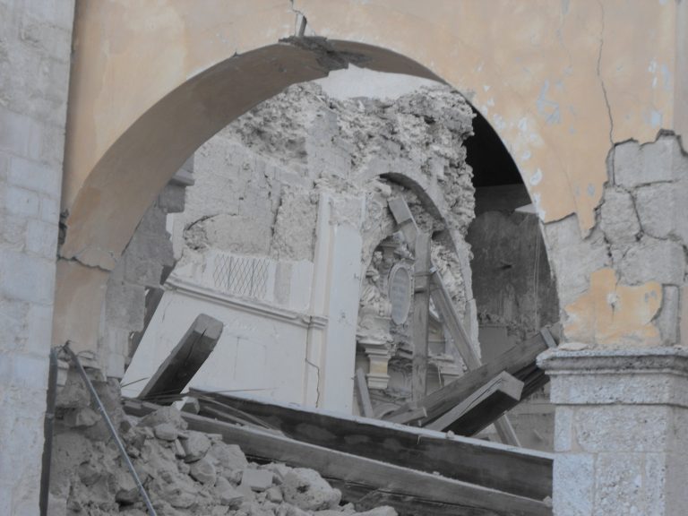 Interni devastati nella Basilica di San Benedetto, Norcia (foto Massimo Mattioli)