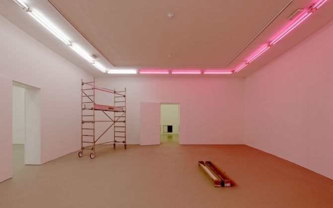 Jason Dodge, Rose light to white light to rose light over and over by hand - Institut d'art contemporain, Villeurbanne 2016 - © Blaise Adilon