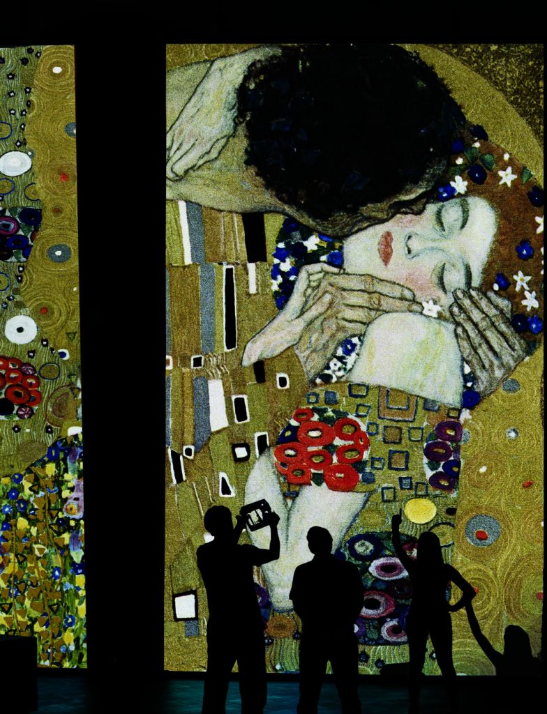 Entrare dentro un’opera di Klimt. A Firenze i capolavori dell’artista prendono vita grazie a realtà virtuale e video mapping