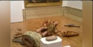 Selfie pericolosi. Distrutta un’opera del XVIII secolo da un turista distratto a Lisbona