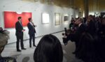 Palais Dorotheum, Opening Vienna Art Week 2016 (a destra con il microfono, Robert Punkendorfer, direttore artistico Vienna Art Week, davanti a un’opera di Rodolfo Aricò