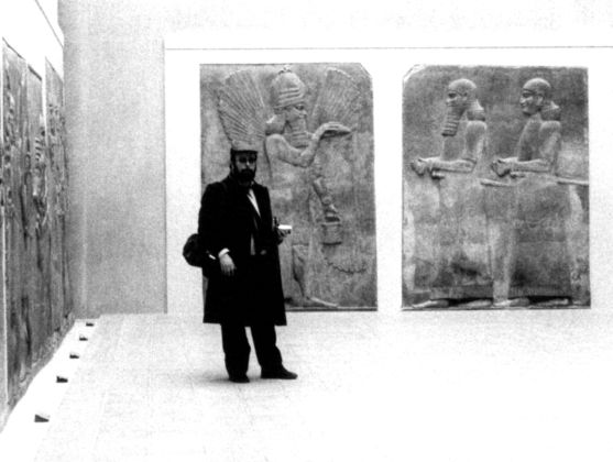 Roberto Cuoghi nelle sale dell’arte assira, Musée du Louvre, Parigi, Foto Courtesy Alessandra Sofia