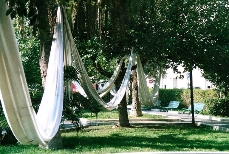 Stalker, Amacario, 2004 - progetto commissionato e prodotto da Fondazione SoutHeritage per l'arte contemporanea, Matera – installation view at Parco Unità d'Italia, Matera 2004