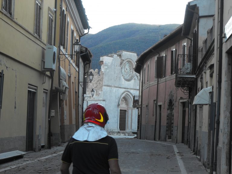 Sullo sfondo la chiesa di San Francesco, Norcia (foto Massimo Mattioli)