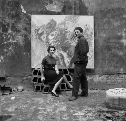 Tancredi Parmeggiani e Beatrice Monti davanti a “W la pittura astratta” (1960), Galleria dell'Ariete, Milano 1961 - photo Ugo Mulas - © Eredi Ugo Mulas