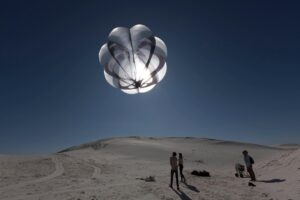 Nuovi step di Aerocene, la scultura volante a emissioni zero di Tomas Saraceno. Che lancia una versione partecipativa