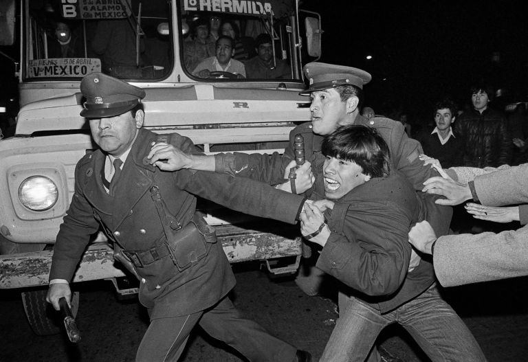 Alvaro Hoppe Chile Desde Adentro Courtesy Galerie NegPos Il golpe di Pinochet, visto da vicino. Fotografi cileni in mostra a Roma, ecco le immagini