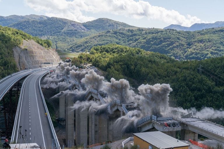 Andrea Botto, dal progetto KABOOM - demolizione controllata del Viadotto Caffaro Lauria, Potenza 2015 – Courtesy l’autore