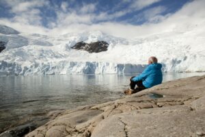 Sky Arte Updates: avventure tra i ghiacci. Un documentario racconta le imprese del glaciologo Claude Lorius