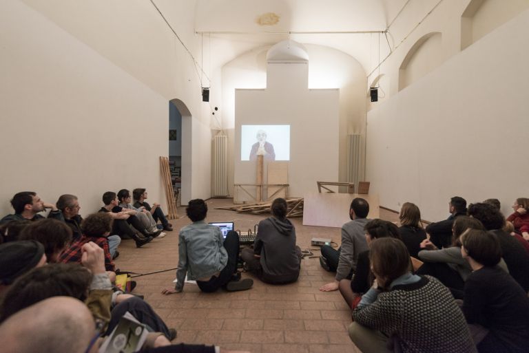 Claudia Triozzi, Un CNN en terre et paille - Bologna, Raum, 26 ottobre 2016 - photo Luca Ghedini