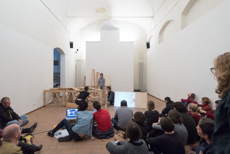 Claudia Triozzi, Un CNN en terre et paille - Bologna, Raum, 26 ottobre 2016 - photo Luca Ghedini