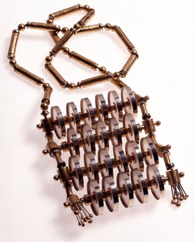 Collana con dischi girevoli, Arnaldo Pomodoro, 1966, oro martellinato e madreperla