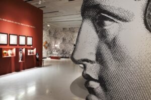 La Follia (Pratica) di Piero Fornasetti sbarca in Corea. Immagini della grande mostra al Dongdaemun Design Plaza di Seoul