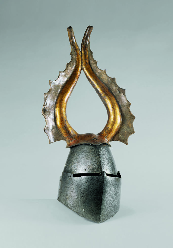 Grande elmo con cimiero, meta del XIV sec., Ferro e cuoio, dorato e argentato, Vienna, Kunsthistorisches Museum, Rustkammer