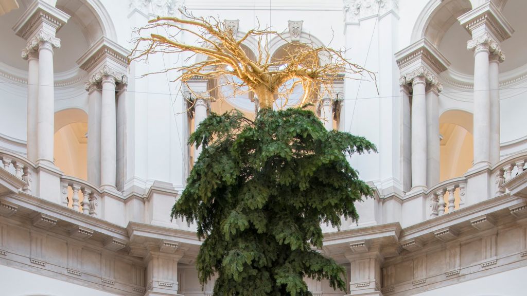 Alberi di Natale d’artista in Gran Bretagna. Shirazeh Houshiary alla Tate Britain, Alex Chinneck al Central St. Martin