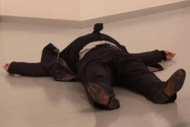Il corpo esanime dell’ambasciatore russo ad Ankara Andrey Karlov