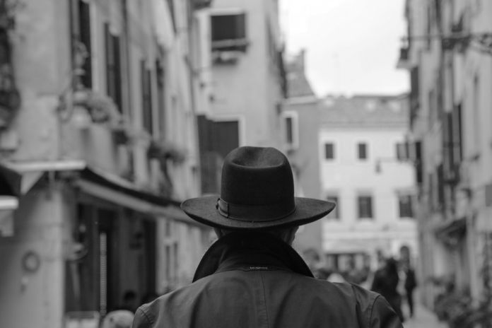 Il sapore visivo della tradizione nell’immagine di un uomo che attraversa il Ghetto © Ferdinando Scianna / Magnum Photos