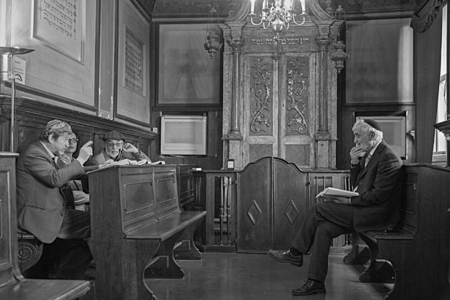 Insegnamento del rabbino nel Midrash Luzzatto dentro la sinagoga Levantina © Ferdinando Scianna / Magnum Photos