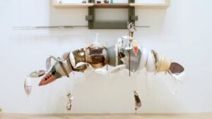 Turner Prize, vince la 31enne Helen Marten. L’artista “altruista” si impone su Michael Dean, Anthea Hamilton e Josephine Pryde