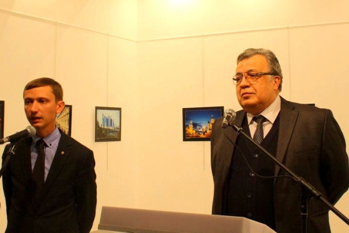 L’ambasciatore russo ad Ankara Andrey Karlov subito prima dell'attentato mortale