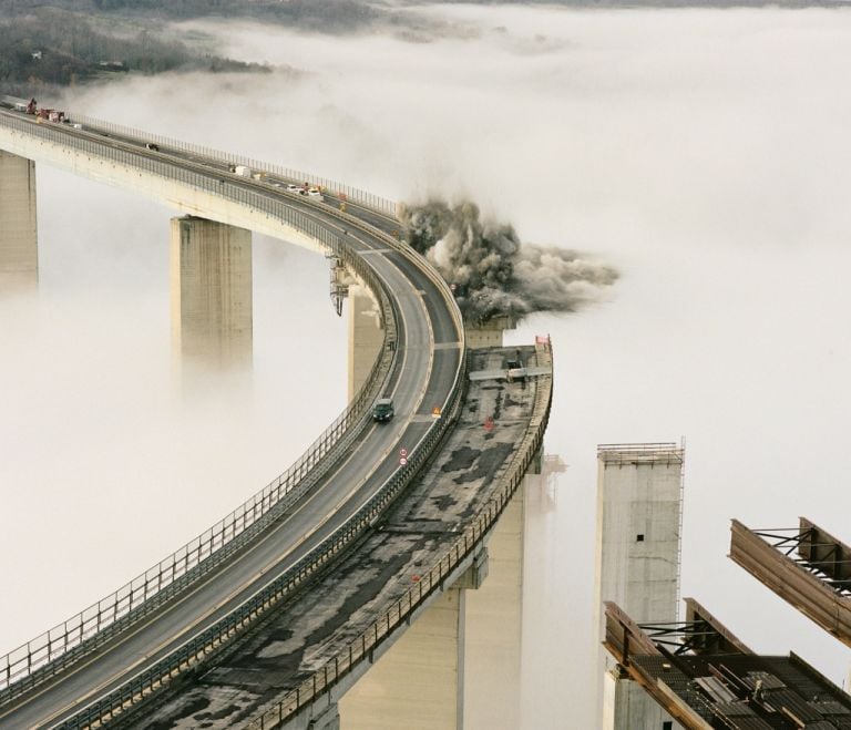 Martin Errichiello e Filippo Menichetti, Demolizione controllata di una campata del Viadotto Italia, 2015 - Courtesy gli autori