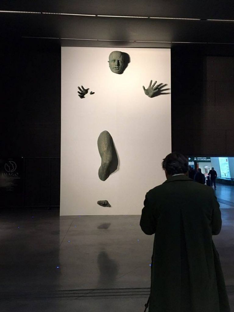 5 giganti a guardia della Malpensa. Ecco le immagini della nuova installazione di Matteo Pugliese all’aeroporto milanese