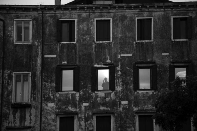 Meditazione notturna in Ghetto Nuovo © Ferdinando Scianna / Magnum Photos