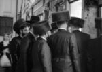 Partecipanti alla cerimonia di Shabbat della Comunità Chabad-Lubavitch verso la cena sabbatica © Ferdinando Scianna / Magnum Photos