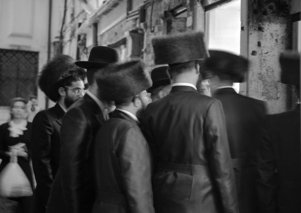 Partecipanti alla cerimonia di Shabbat della Comunità Chabad-Lubavitch verso la cena sabbatica © Ferdinando Scianna / Magnum Photos