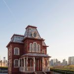 PsychoBarn di Cornelia Parker