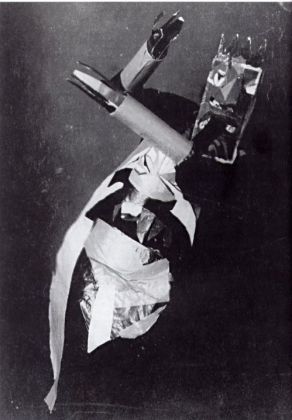 Sophie Taeuber con una maschera di Marcel Janco e costume di Hans Arp