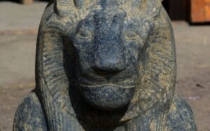 Ancora meraviglie antiche dall’Egitto. Ritrovate a Luxor un gruppo di statue di Sekhmet, dea dalla testa di leone