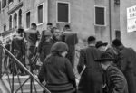 Visitatori di una comunità ebraica americana attraversano il ponte del Ghetto Vecchio © Ferdinando Scianna / Magnum Photos