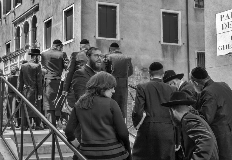 Visitatori di una comunità ebraica americana attraversano il ponte del Ghetto Vecchio © Ferdinando Scianna / Magnum Photos