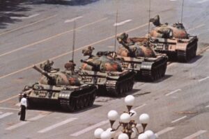 Fotografie mitiche: l’uomo davanti ai carri armati in piazza Tienanmen