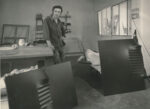 Agostino Bonalumi nel suo studio, Milano, 1972